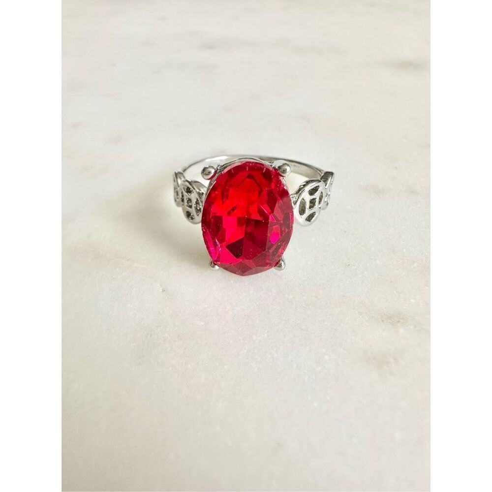 Bright red oval rhinestone cocktail ring size 10￼